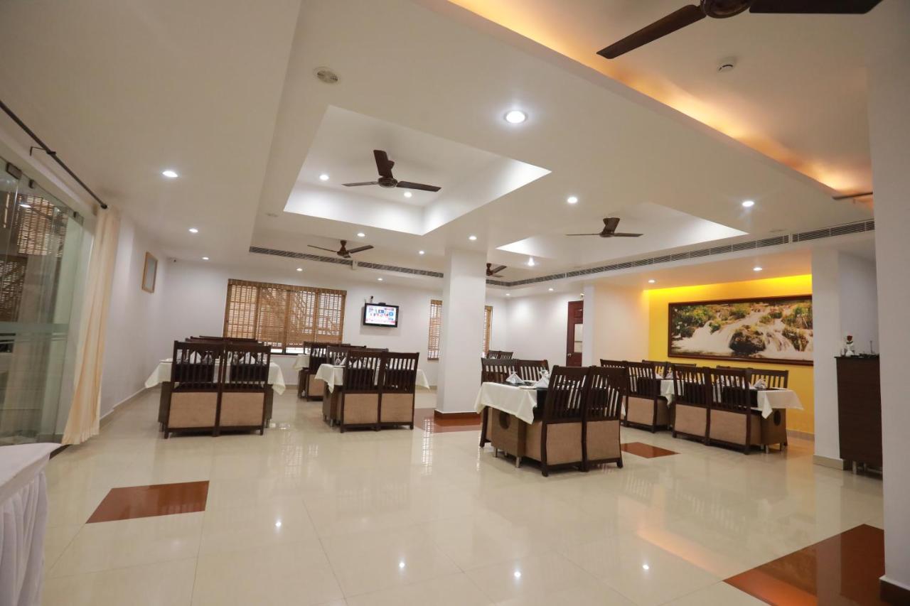 Hotel Peninsula Thrissur Exterior foto