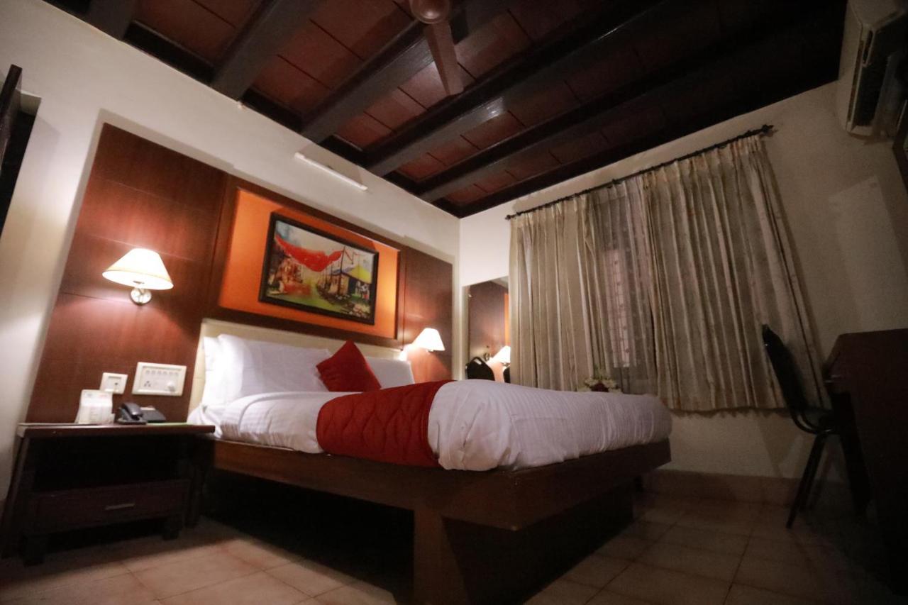 Hotel Peninsula Thrissur Exterior foto