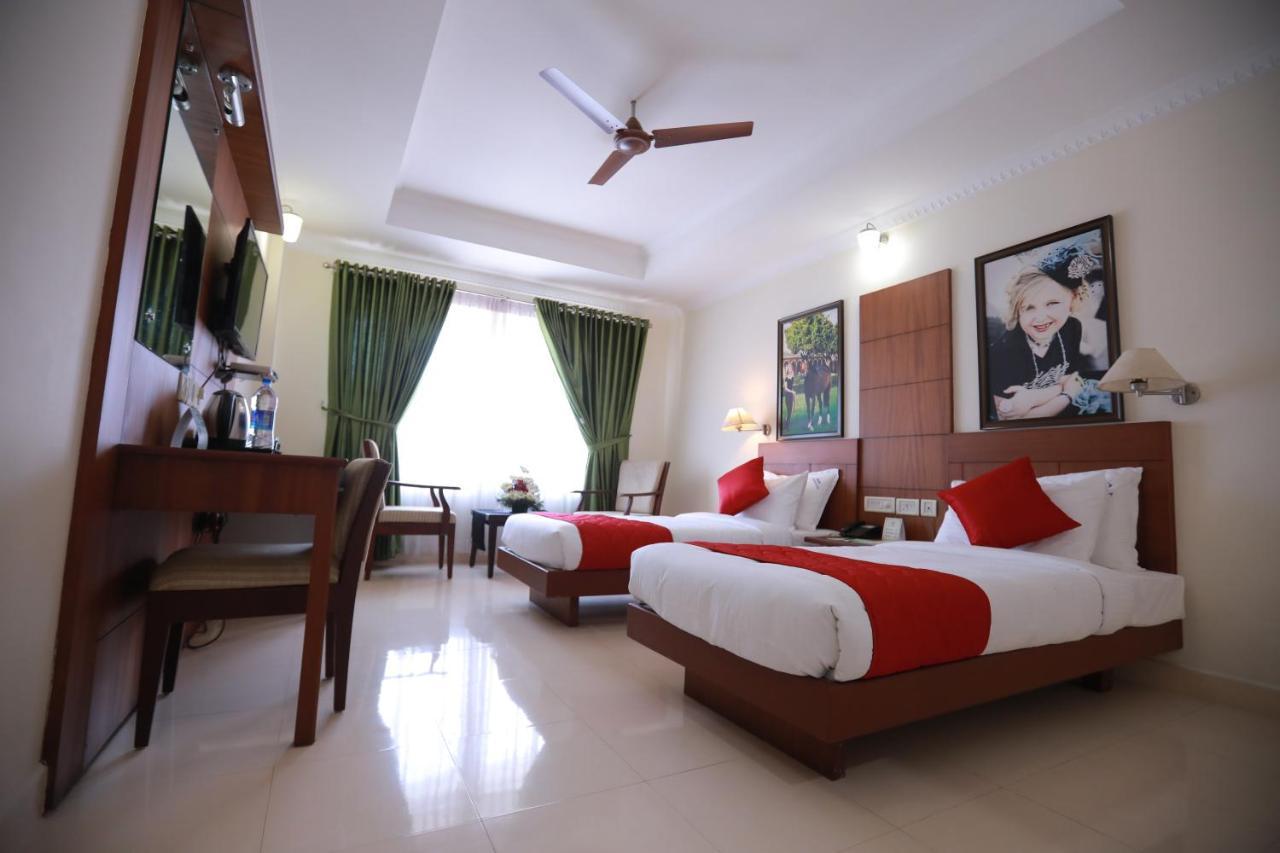 Hotel Peninsula Thrissur Exterior foto
