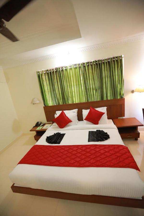 Hotel Peninsula Thrissur Exterior foto