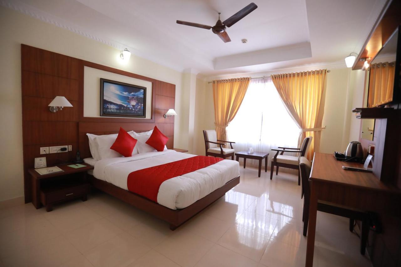 Hotel Peninsula Thrissur Exterior foto